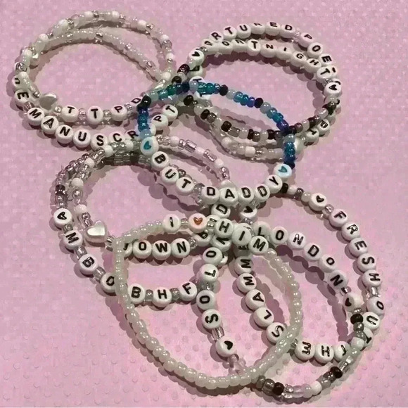 Pack of 20 friendship bracelets to wear or trade - Picture 2 of 3